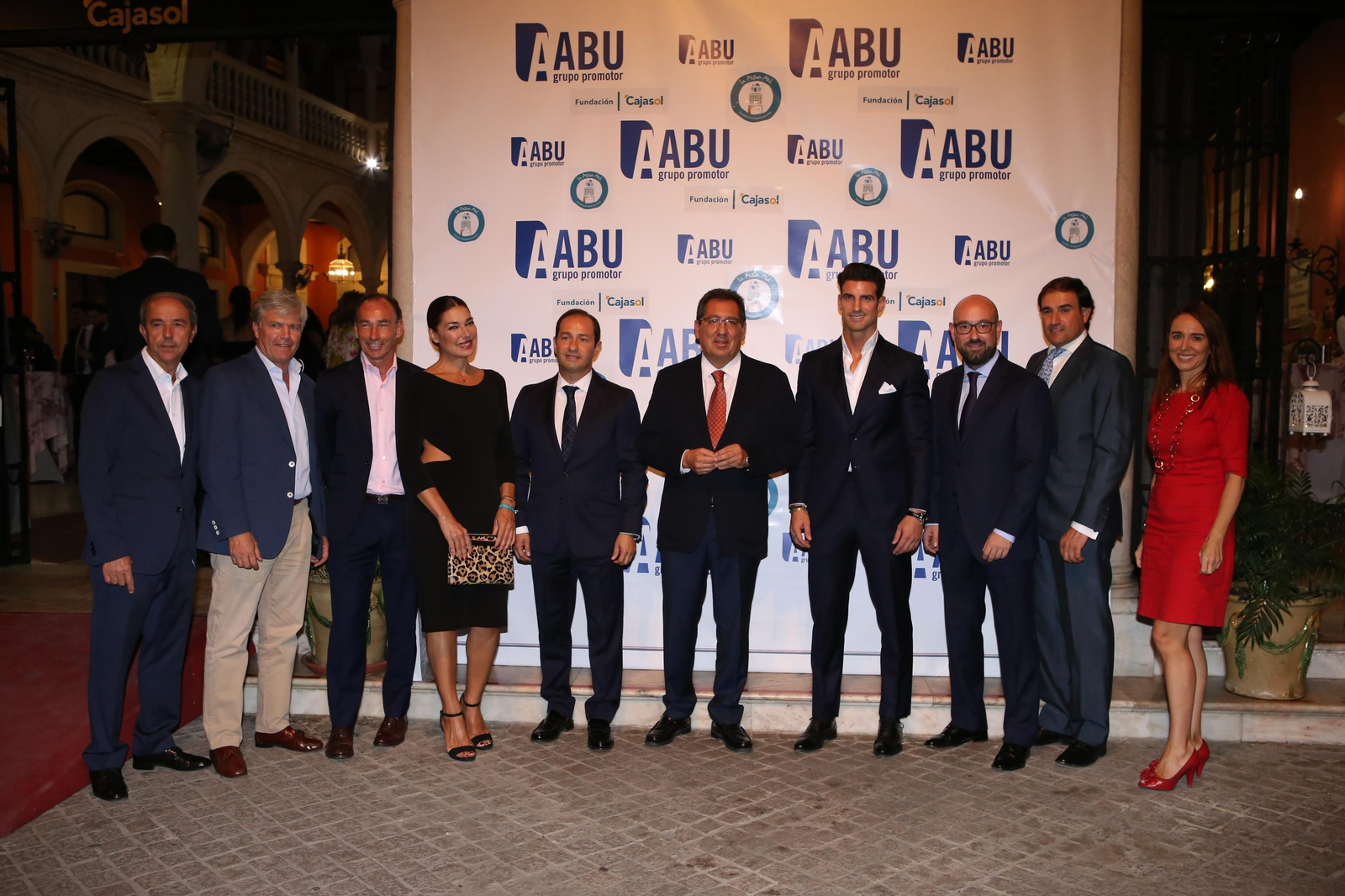 Antonio Pulido, presidente de la Fundación Cajasol, con el resto de asistentes.