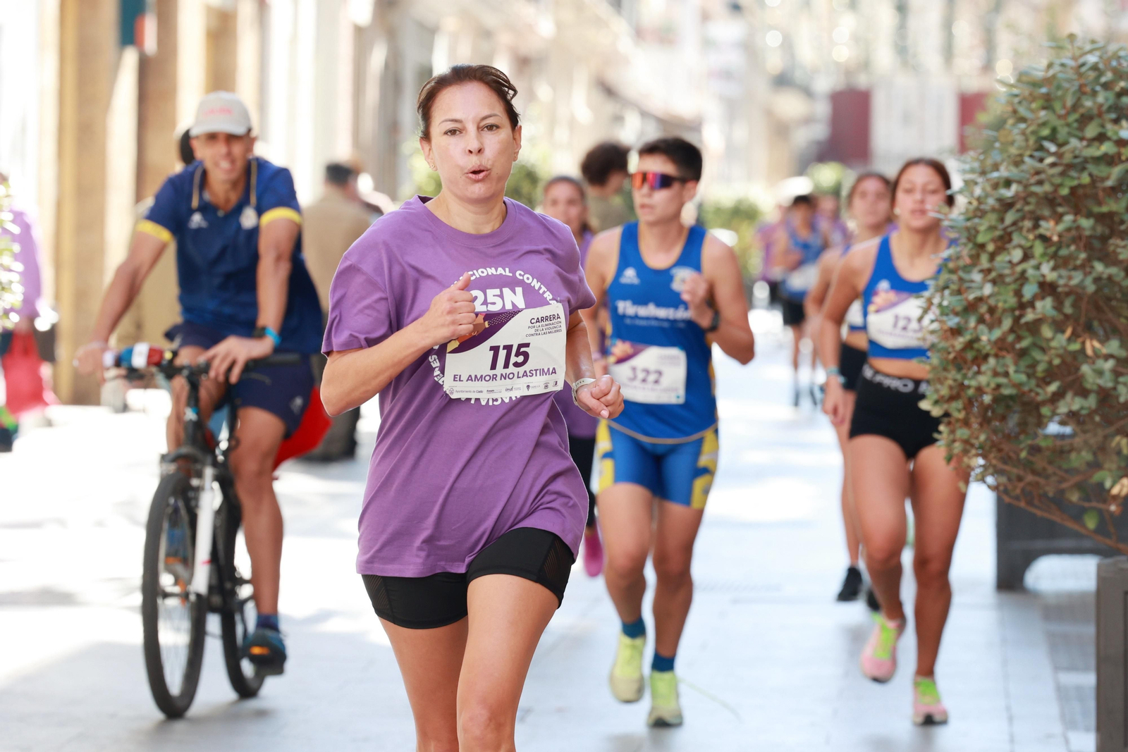 Todas las imágenes de la carrera contra la violencia de género en Cádiz