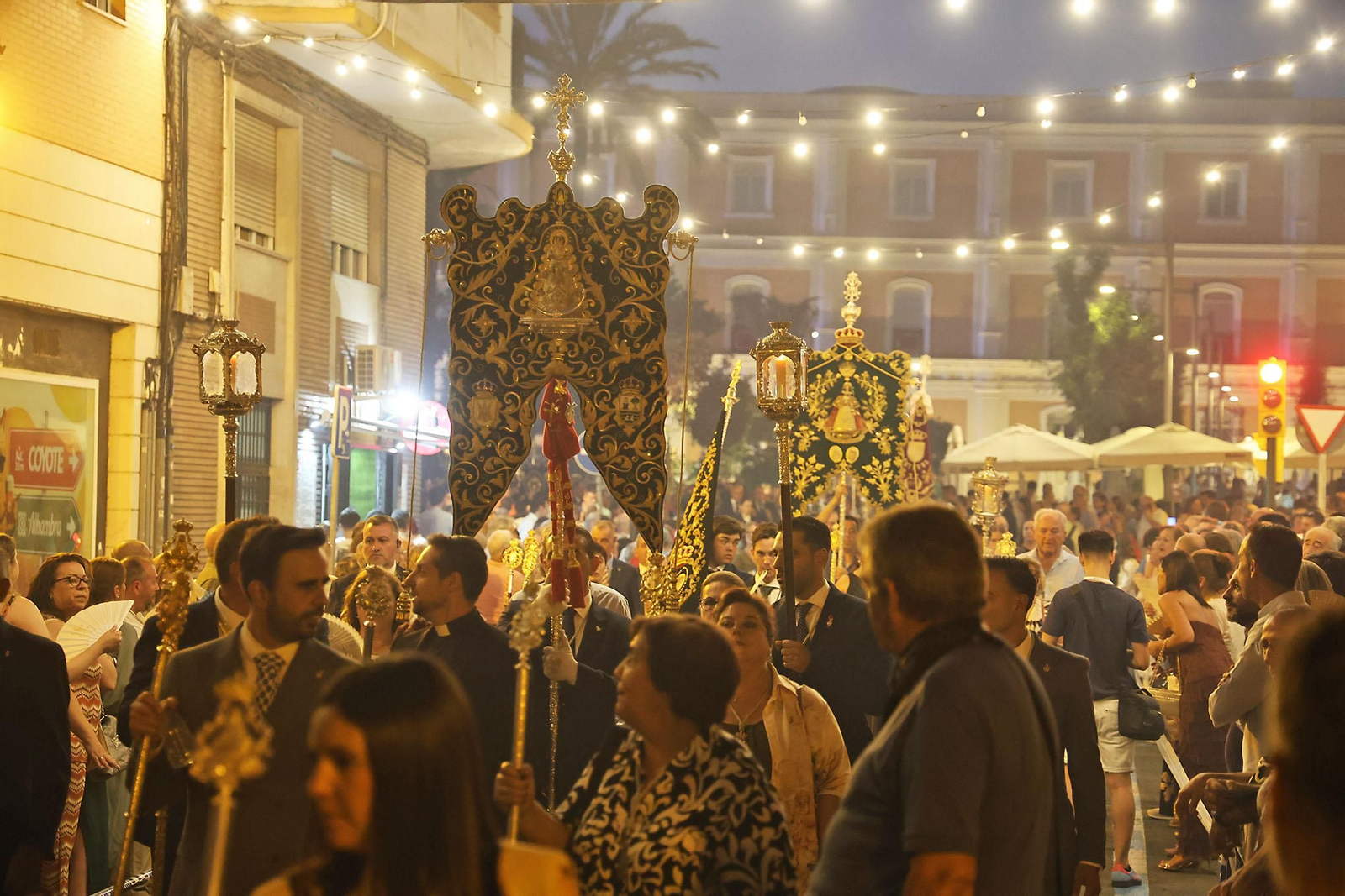 Imágenes del regreso de las hermandades a Emigrantes al finalizar el Rosario Jubilar rociero