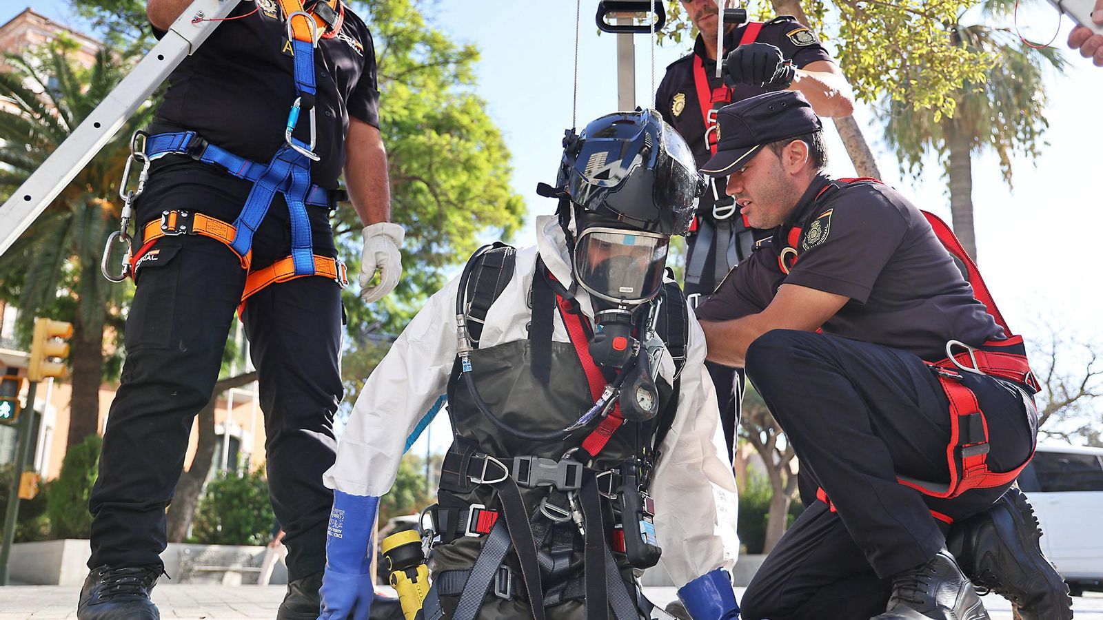 Uno de los efectivos saliendo de la red de alcantarillado.