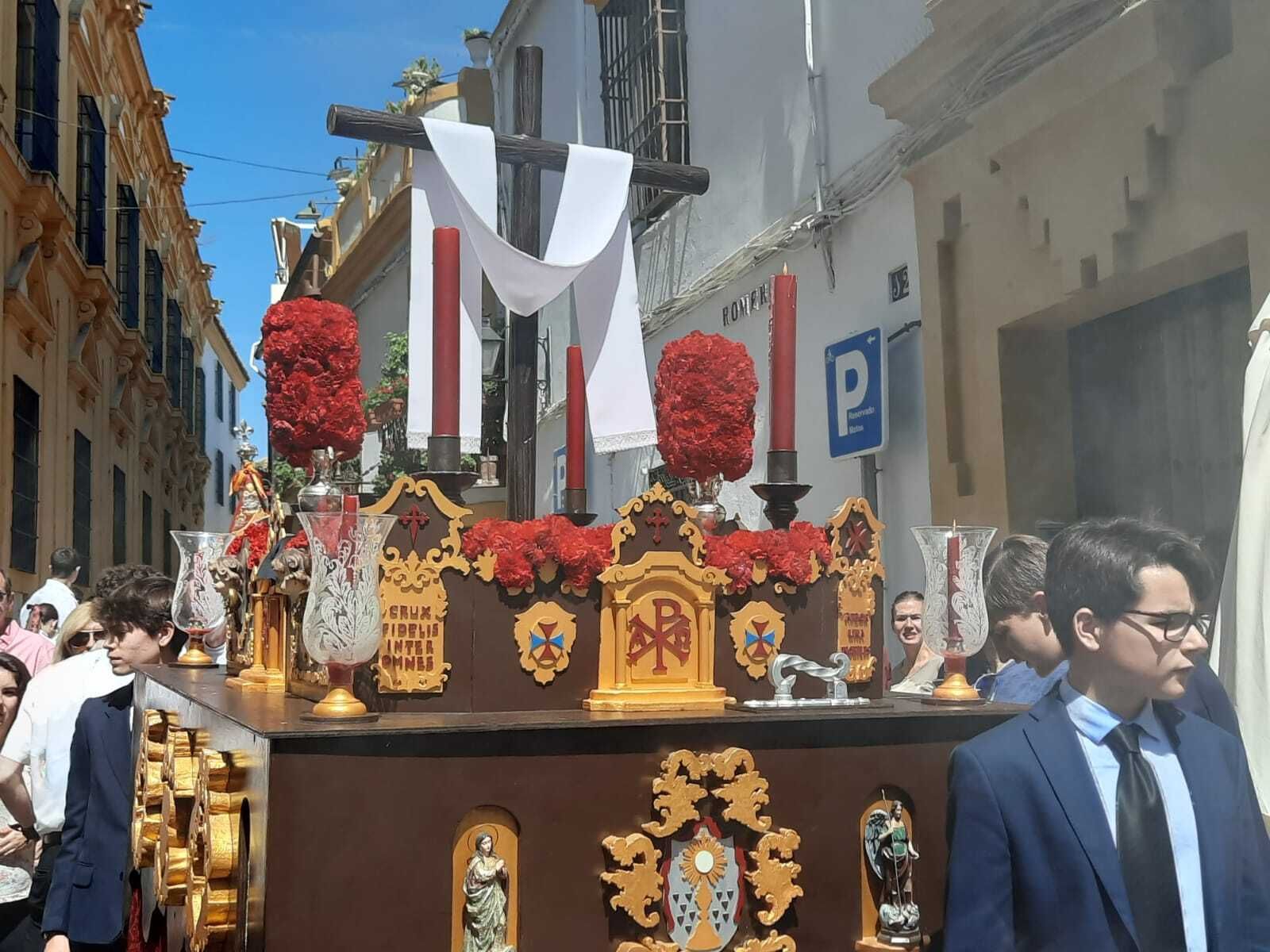 Alcorce pasea por la Judería de Córdoba la tradicional Cruz de Mayo, en imágenes