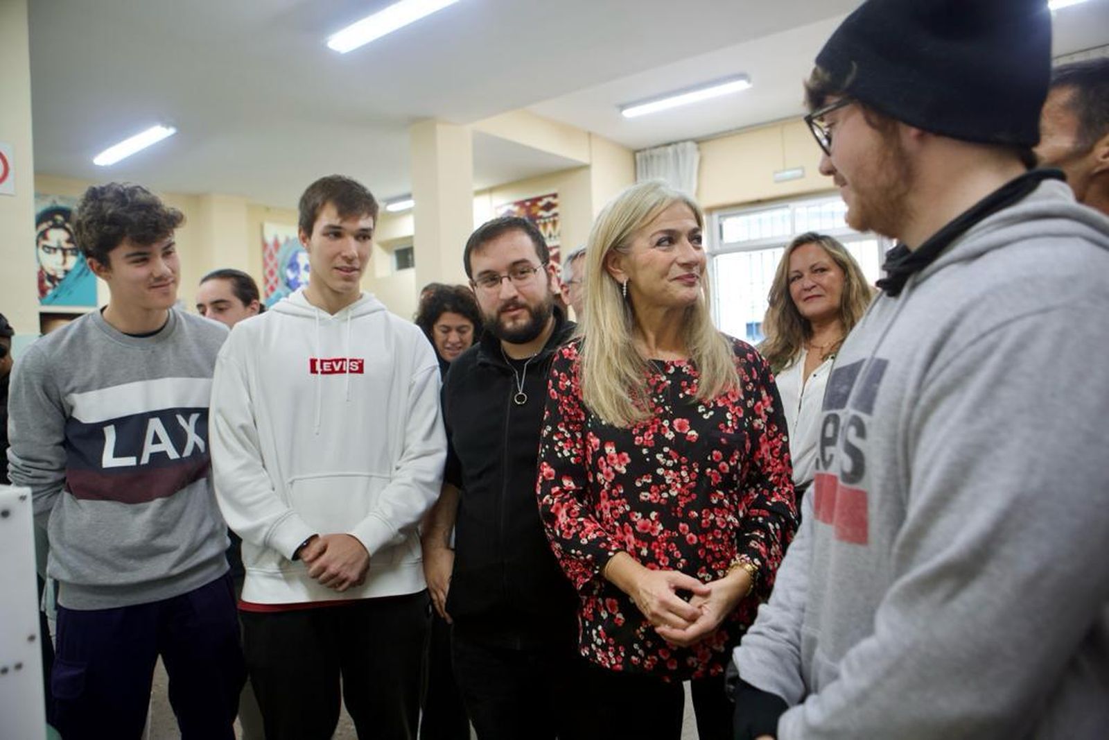 La consejera Patricia del Pozo junto a un grupo de estudiantes de FP