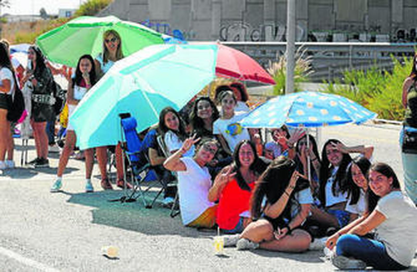 Adolescentes frente al cartel que anunciaba la firma de discos de los Gemeliers ayer.