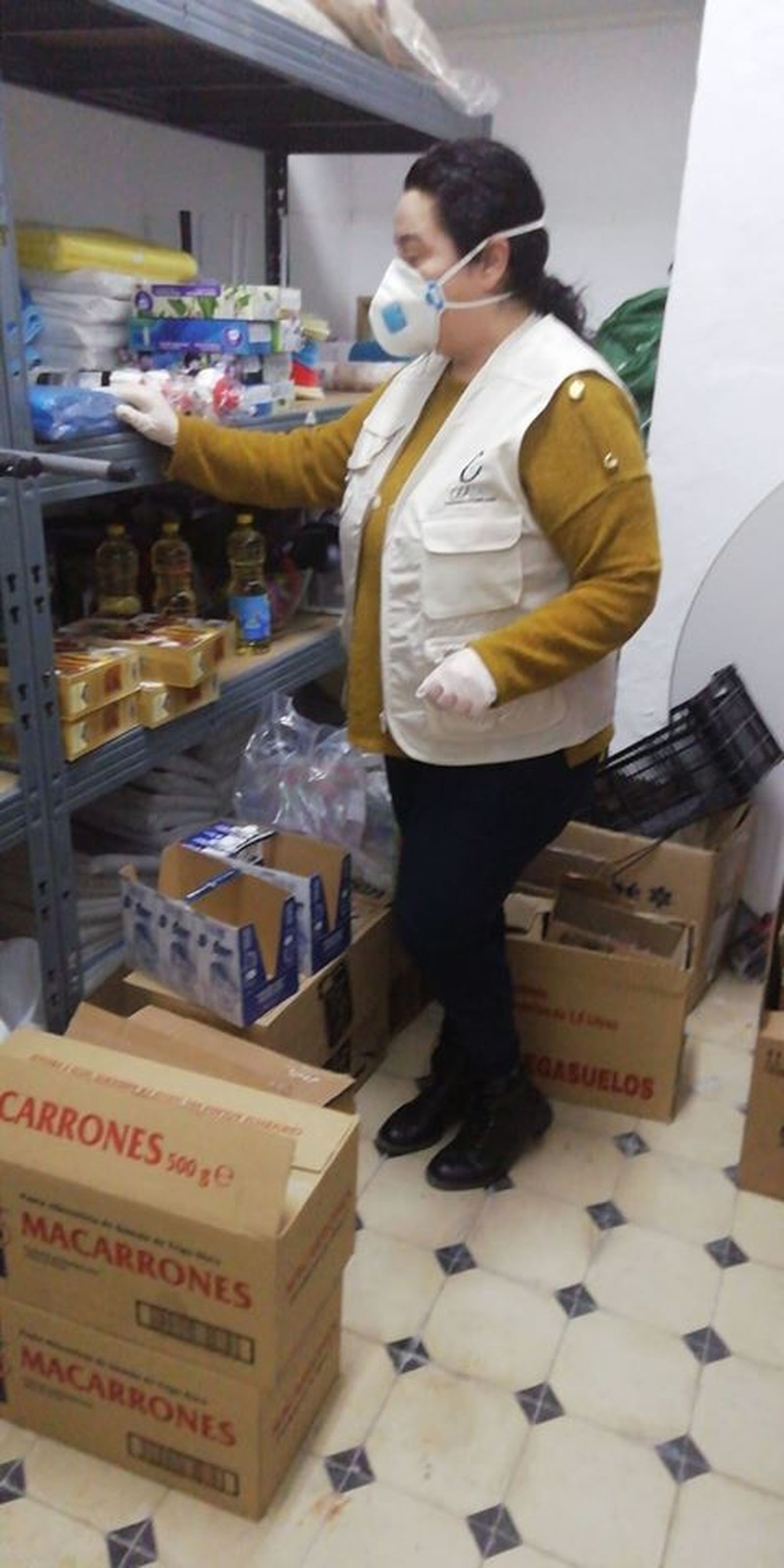Una mujer ordenando alimentos en el almacén de Ceain.