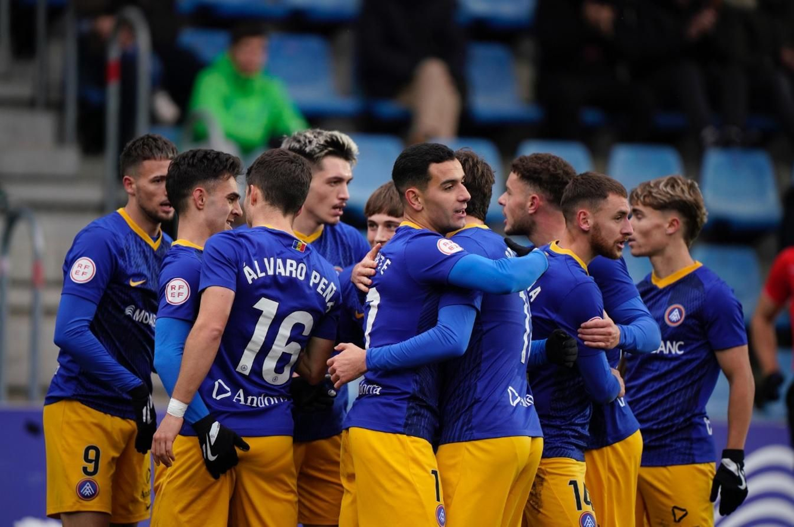 Los jugadores del Andorra celebran la goleada al Tajonar.