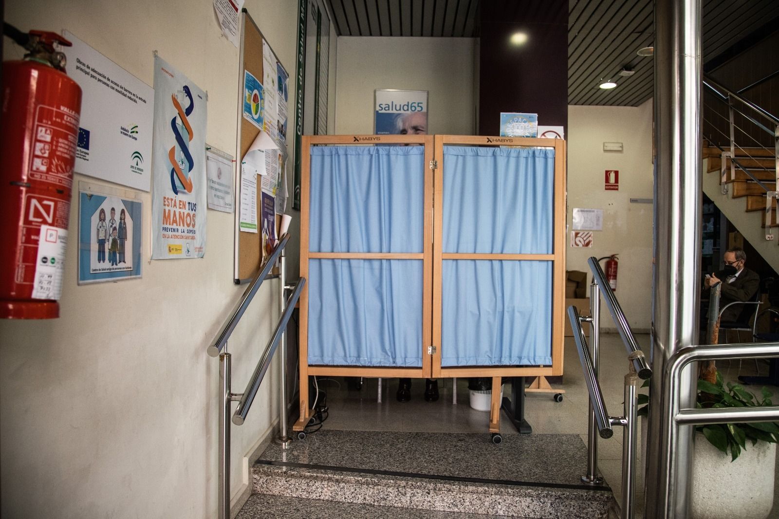 Se ha tenido que poner un punto de trabajo en la entrada del centro, separado por un biombo, por falta de espacio.