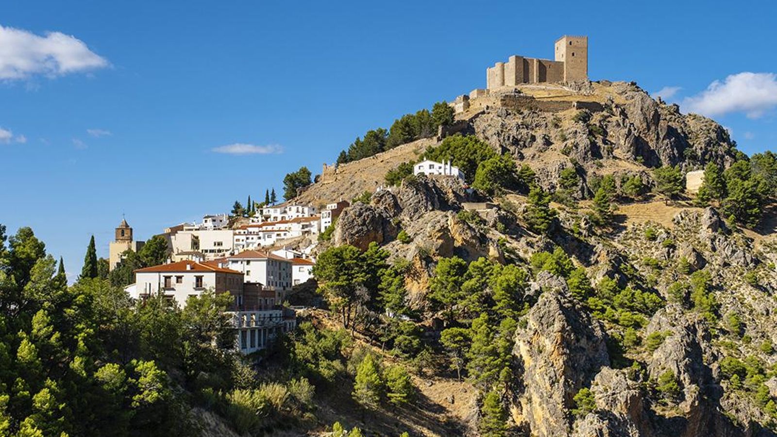 El Castillo de Segura de la Sierra corona este bello municipio serreño.q