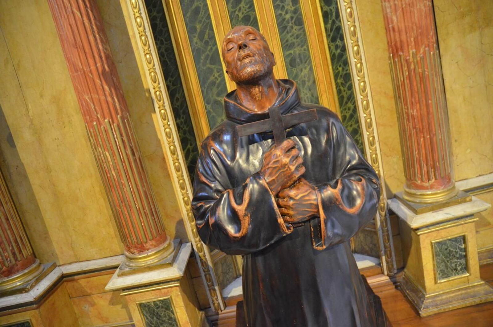 Escultura de San Juan de Dios en madera, obra del artista santistebeño Jacinto Higueras.