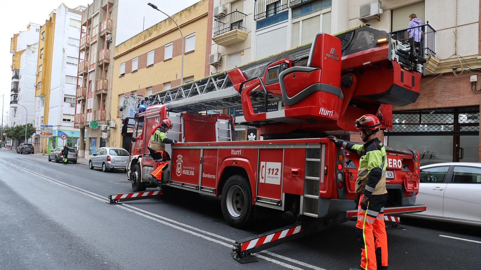 Bomberos de Huelva en la calle Galaroza.