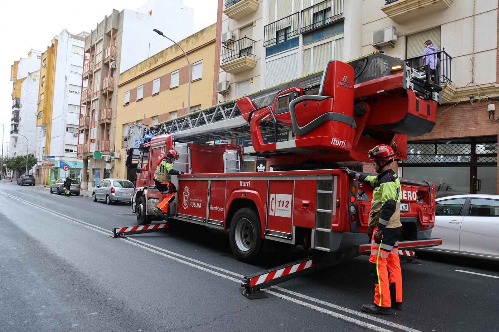 Bomberos de Huelva en la calle Galaroza.