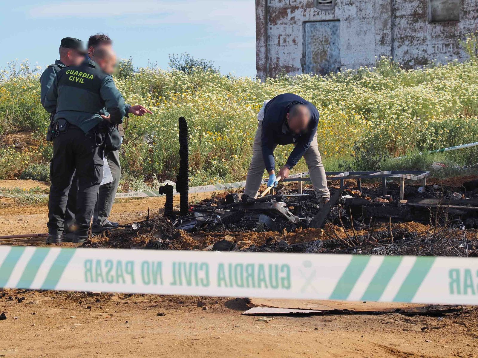 Imágenes del incendio que costó la vida a una persona en una chabola en Lepe