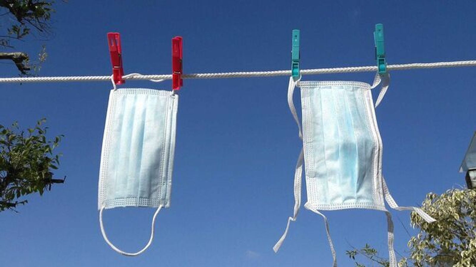 Mascarillas de enfermeras de Cádiz tendidas para poder volver a ser utilizadas