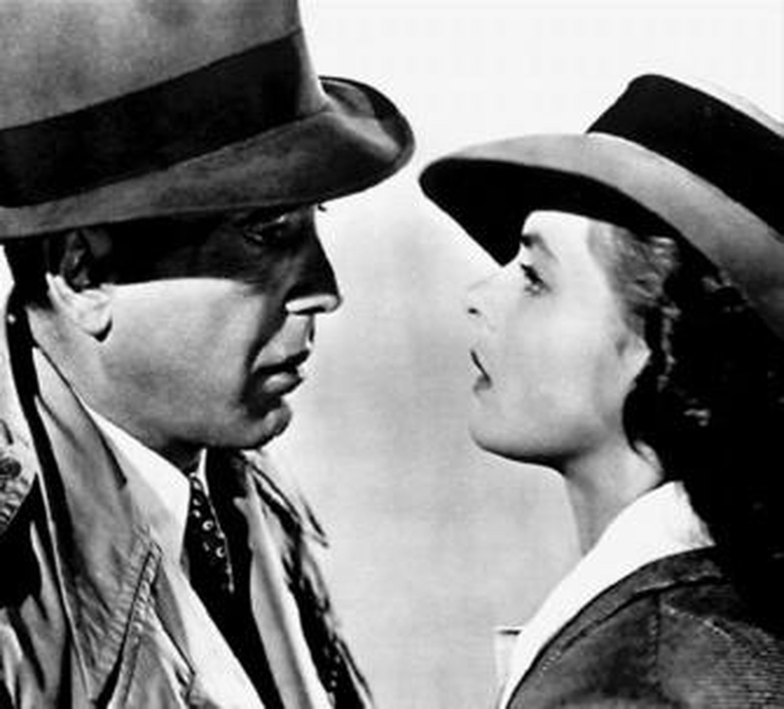 Bogart y Bergman, dos enamorados separados por la Segunda Guerra Mundial que se reencuentran en Marruecos.