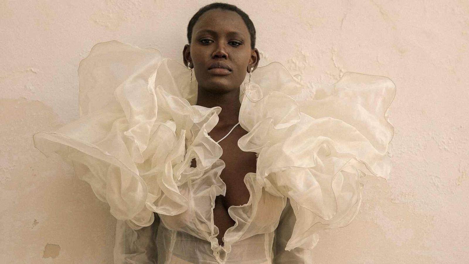 Diseño blanco con enormes volantes en los hombros de Juana Martín.