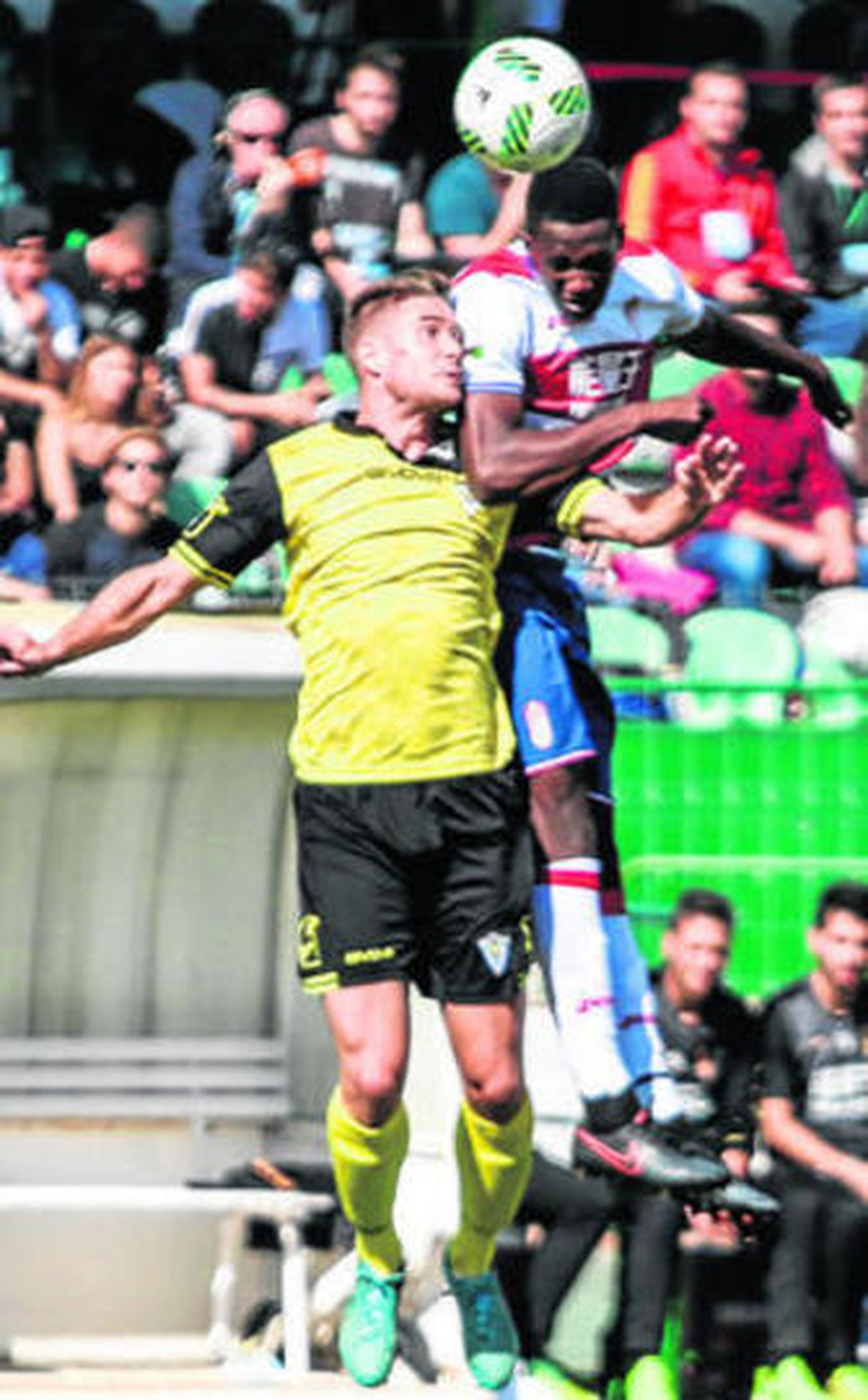 Pugna por un balón aéreo durante el encuentro de ayer del filial granadino.