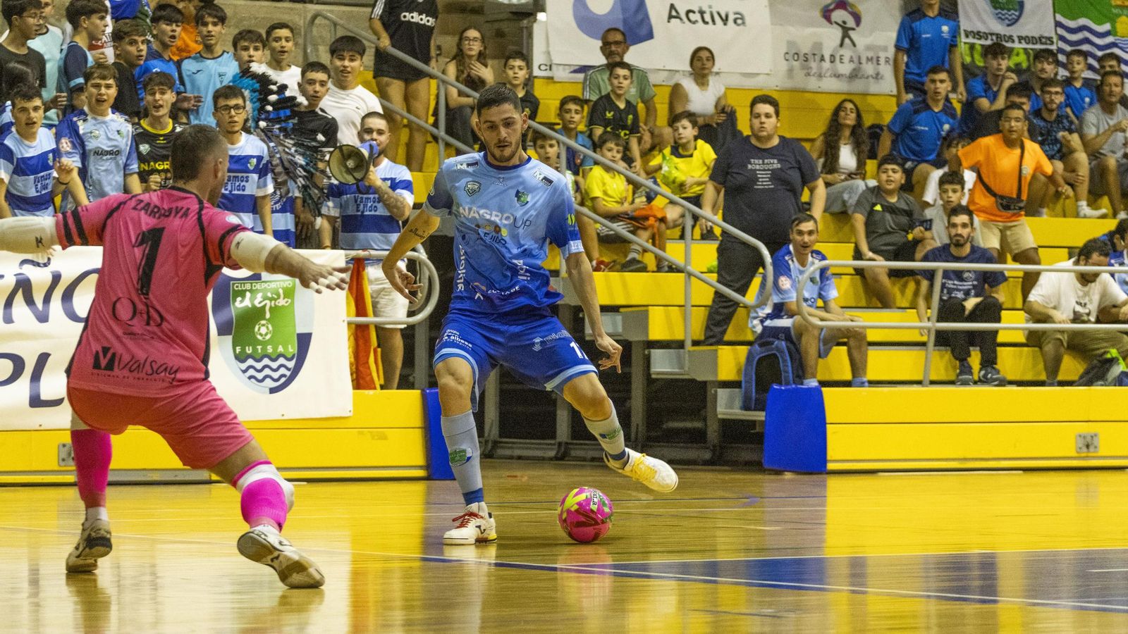 Pope encara al guardameta del conjunto navarro durante una acción del encuentro.