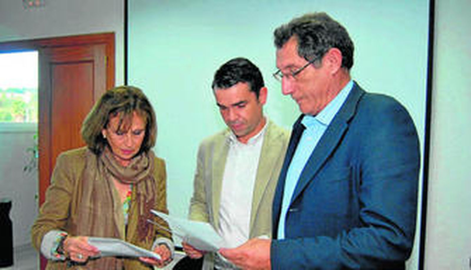 Remedios Martel, José Bernal y el gerente de Acosol, Miguel López García.