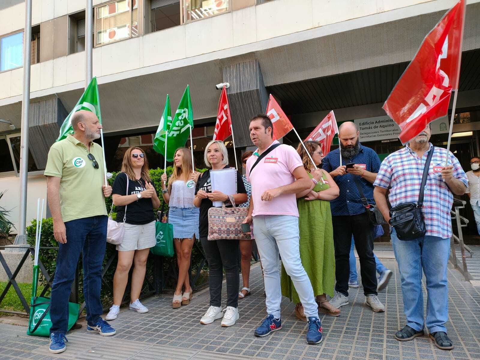 Representantes sindicales en apoyo a las familias del colegio Virgen del Valle de Lucena.