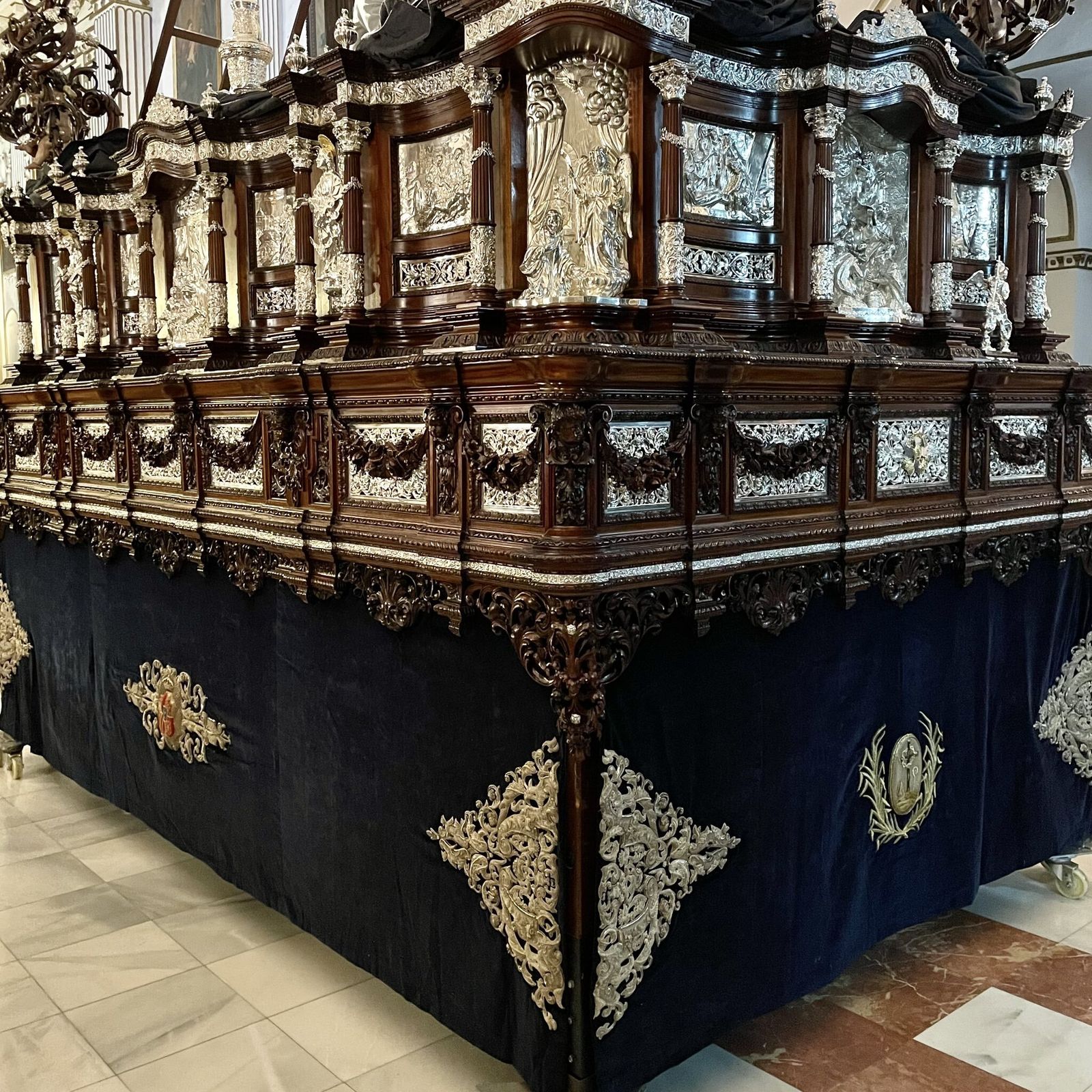 El paso con las guirnaldas puestas