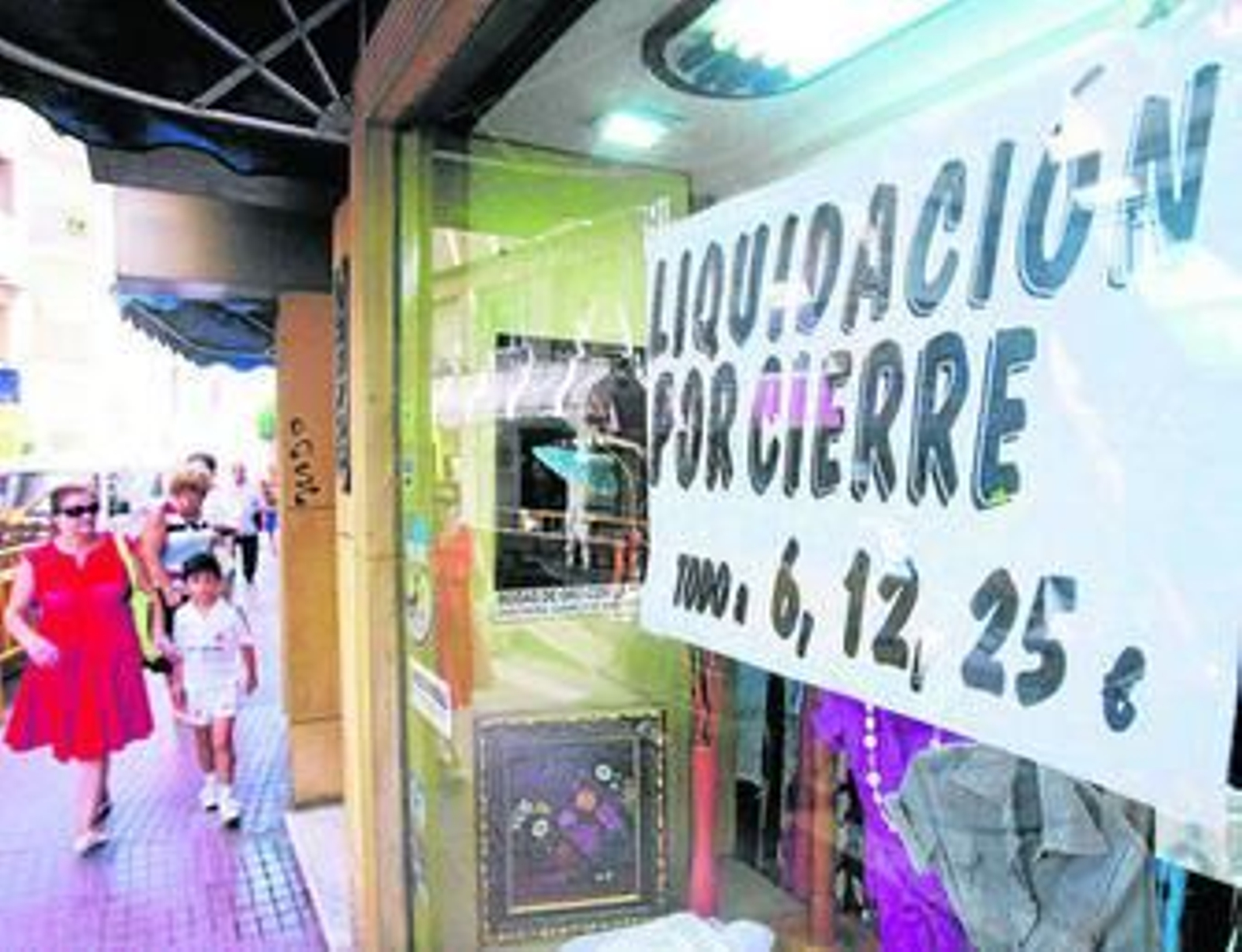 Un negocio de la capital anuncia la liquidación de sus artículos por cierre.