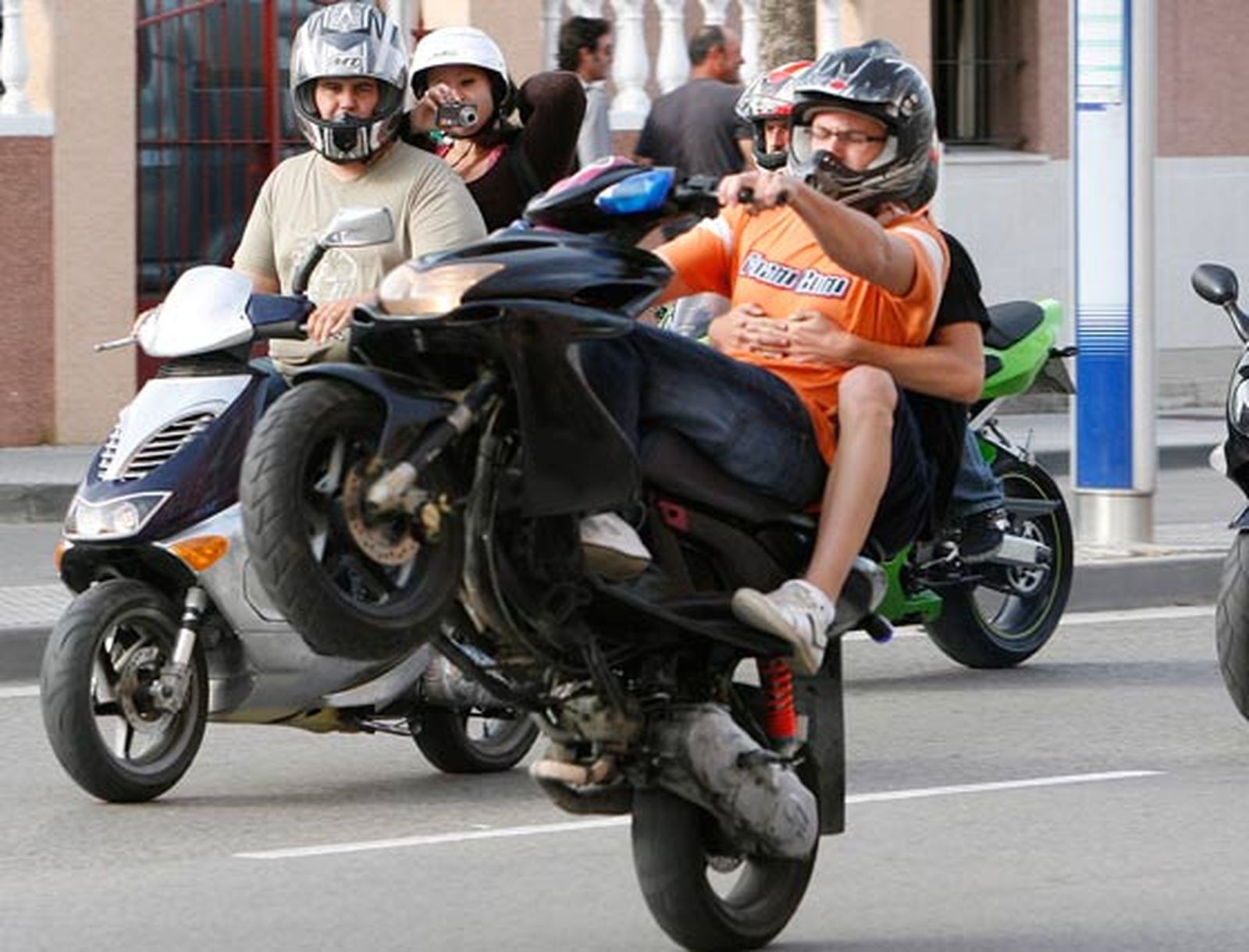 Un motorista hace un caballito por las calles de Jerez.

Foto: Pascual