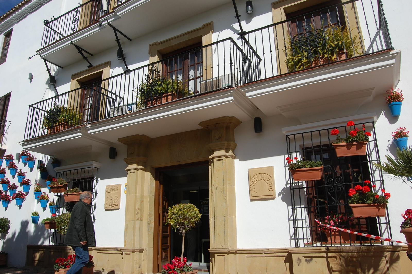 La fachada principal del Ayuntamiento de Marbella.