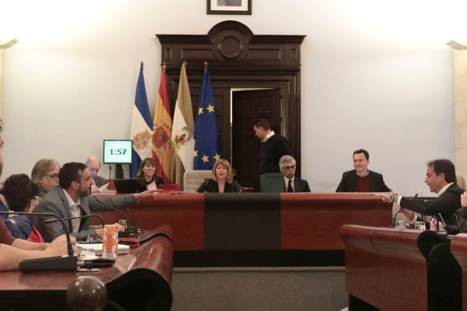 José Antonio Díaz y Antonio Saldaña discutiendo en un pleno.