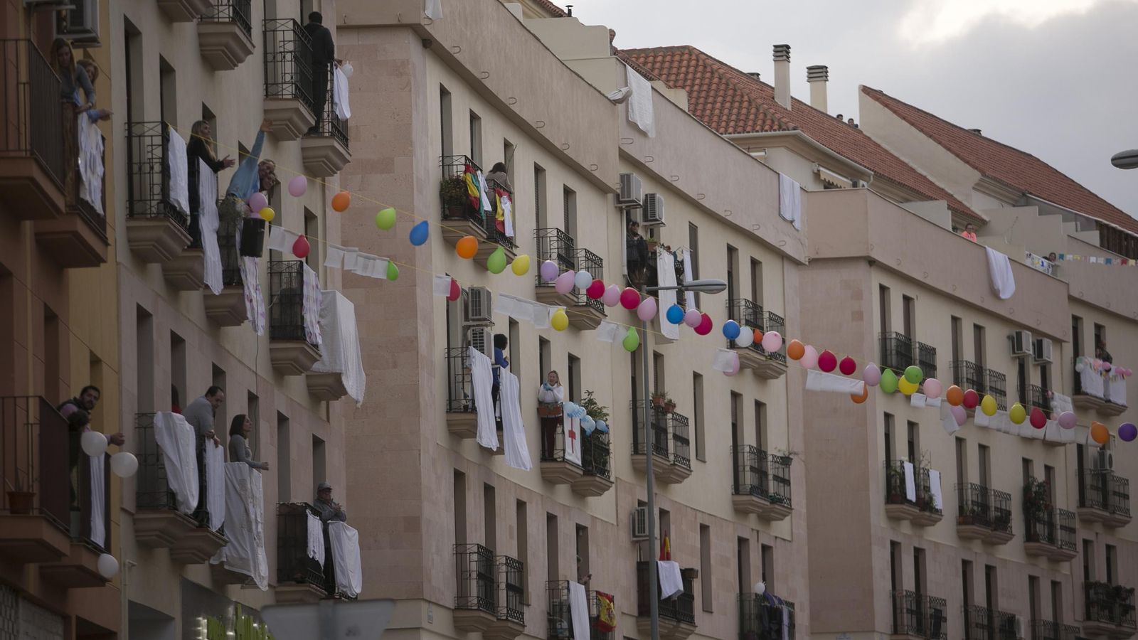 Los vecinos colocaron sábanas blancas y globos.