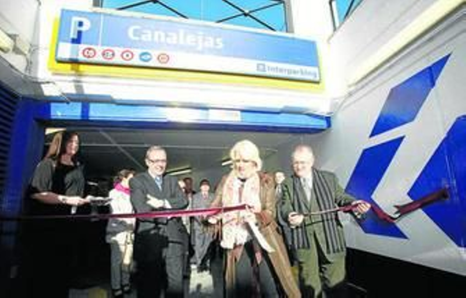 La alcaldesa, junto a José Blas Fernández, cortando la cinta e inaugurando el aparcamiento.