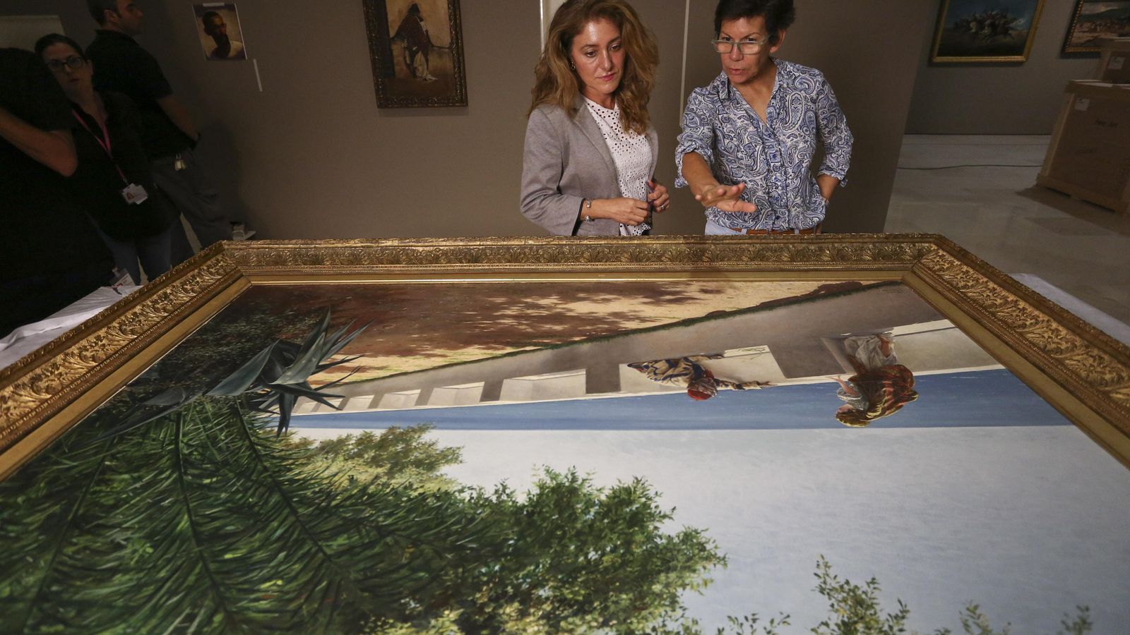 Lourdes Moreno y Estrella Arcos revisan 'El encantador de serpientes', de Fabrés.