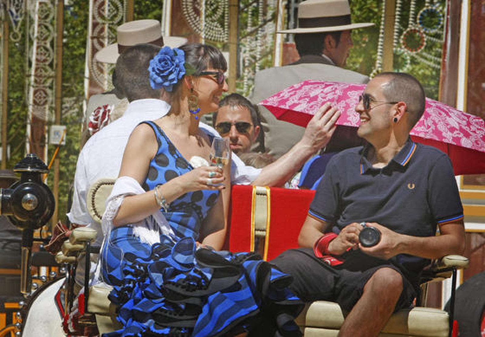 En coche de caballo. Un grupo pasea por el González Hontoria y una de los integrantes sujeta un paraguas para taparse del sol.

Foto: Pascual