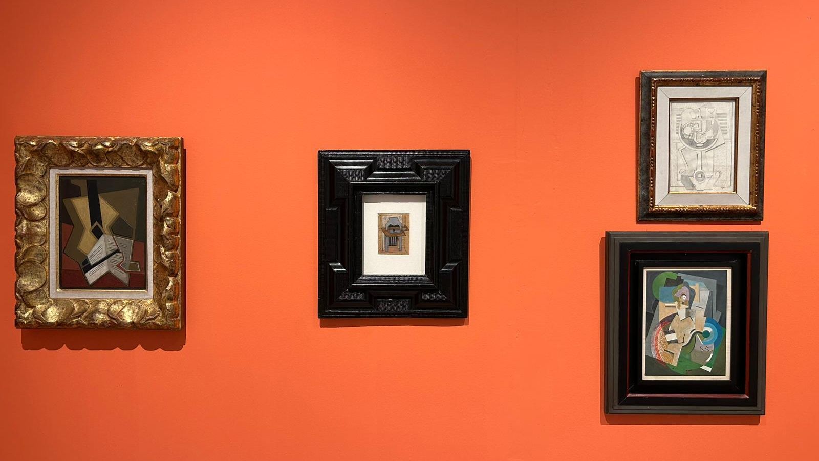 El cuadro de Picasso junto a otros de los expuestos en CajaGranada.