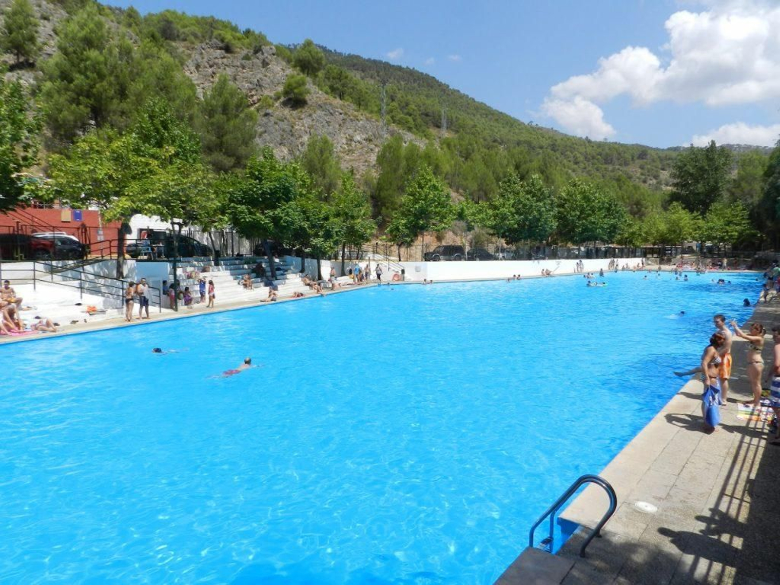 La Piscina de Amurjo es un auténtico oasis para escapar del calor del verano, ya que se encuentra en pleno parque natural.