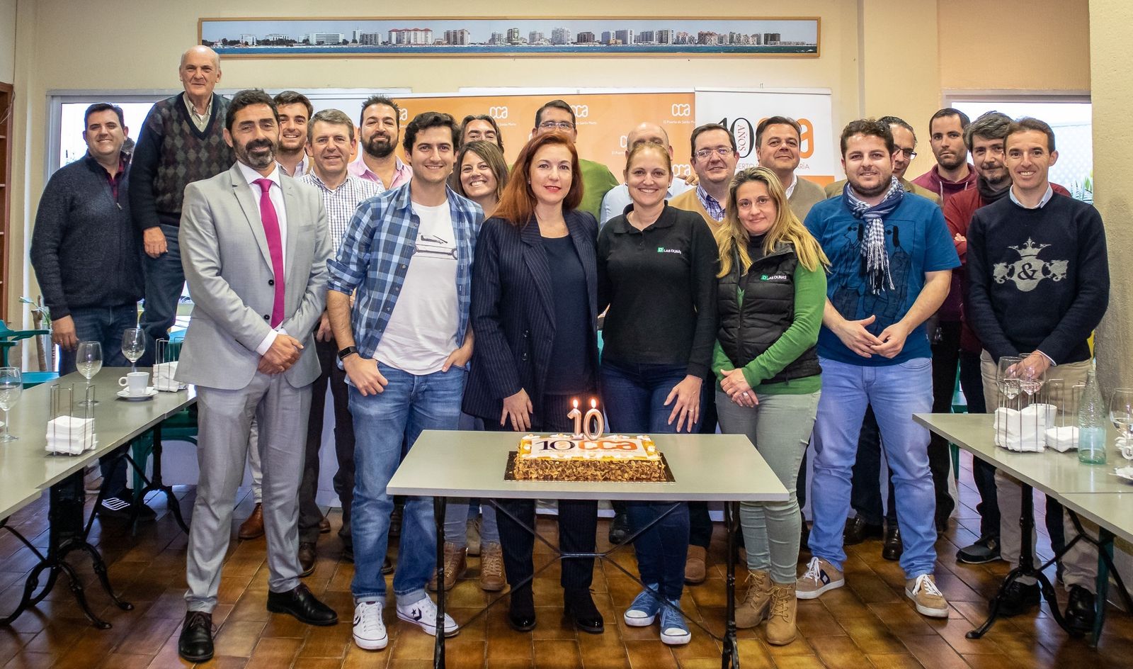 Los asistentes a la mesa redonda celebraron el décimo aniversario del Centro Comercial Abierto (CCA).
