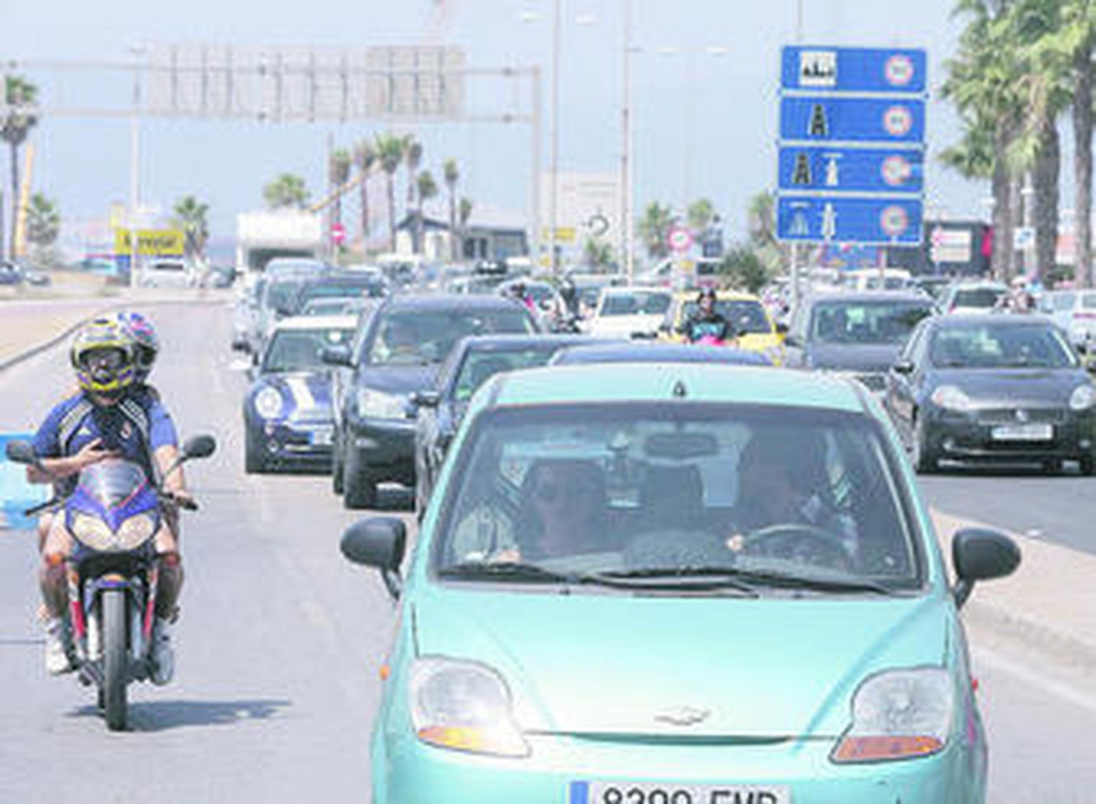 Instantánea tomada ayer de la cola de vehículos para entrar en Gibraltar.