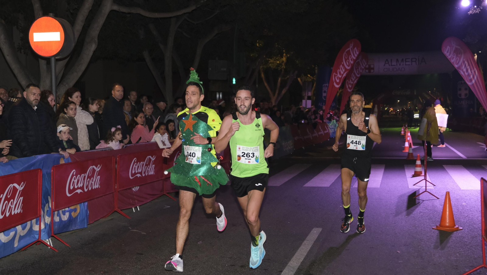 Imágenes de la XIV edición de la San Silvestre de Almería