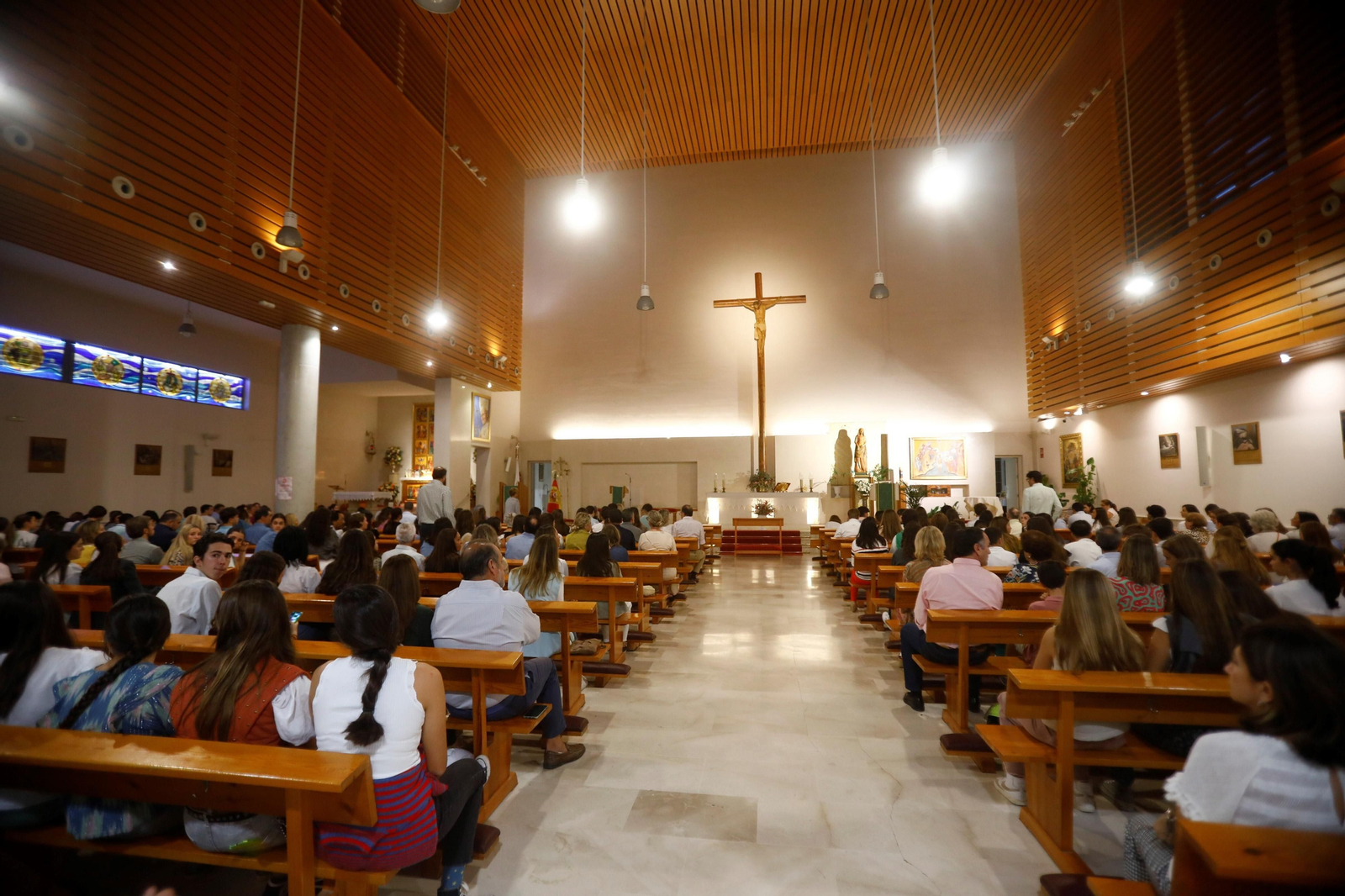 La misa en la parroquia de la Esperanza de Córdoba por Álvaro Prieto, en imágenes
