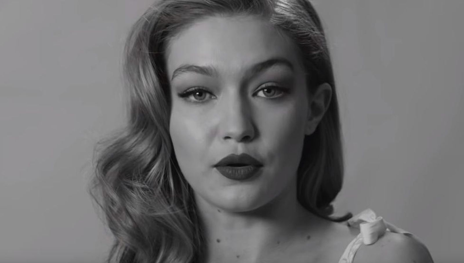 Gigi Hadid luce así en el 'making of' del calendario.