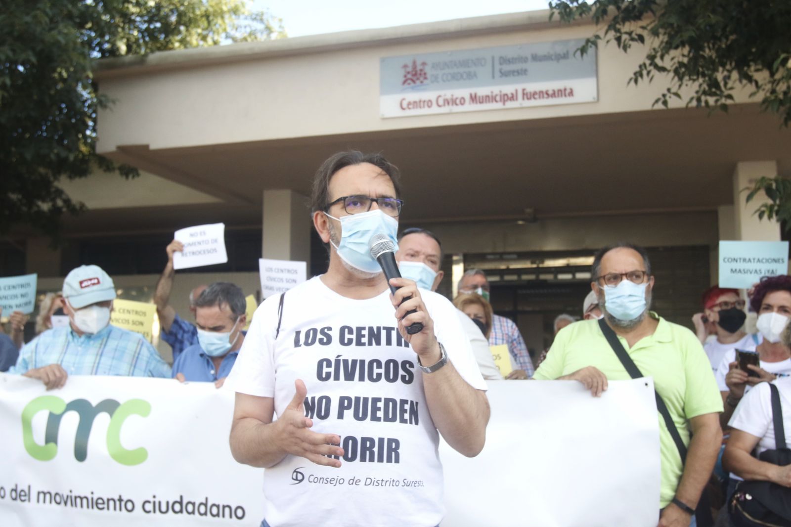 El encierro para exigir la apertura de los centros cívicos de Córdoba, en imágenes