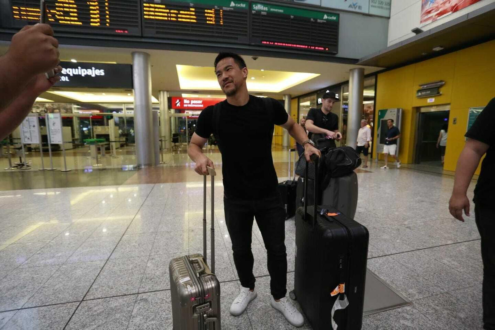 Las fotos de la llegada de Okazaki