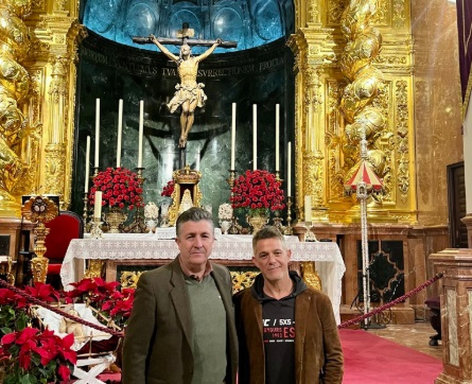 Alejandro Sanz junto a José Luis Aldea, hermano mayor de la corporación