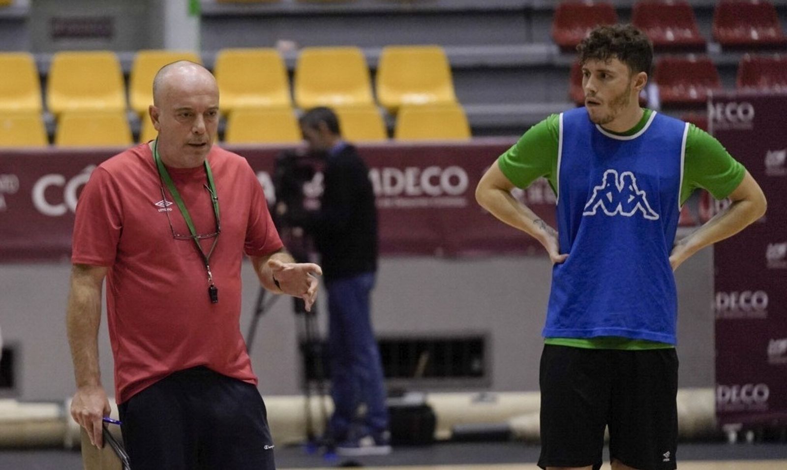 Cristian Cárdenas escucha las instrucciones de Macario en un entrenamiento.