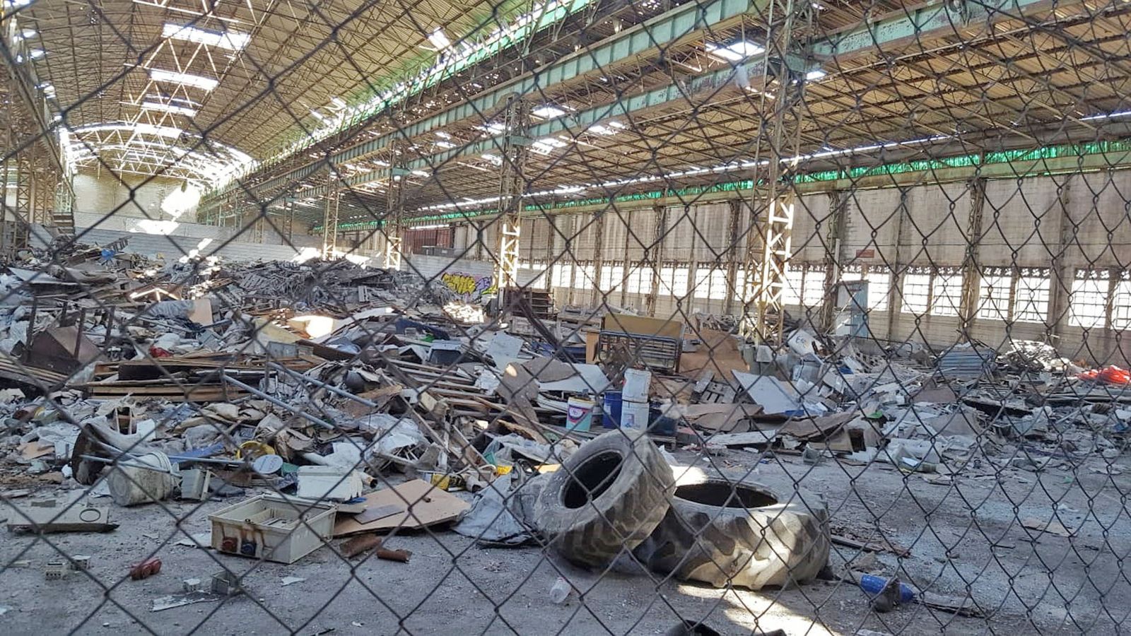 Imagen del interior de la nave que va a ser limpiada.