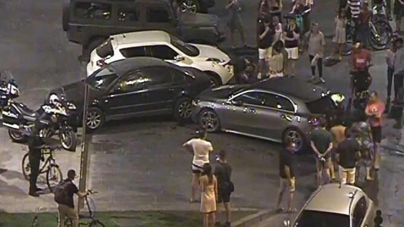 El menor perdió el control del coche y golpeó a los vehículos estacionados.