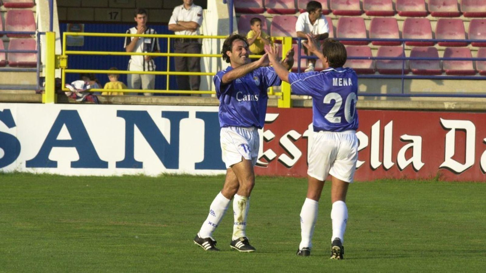 Julio Pineda celebra el gol del triunfo en el Francisco de la Hera junto a Mena.