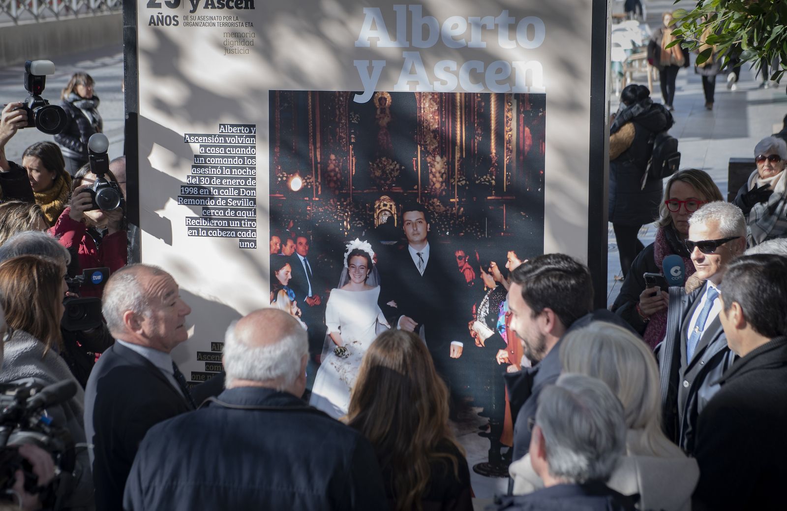 Imágenes de la exposición de mupis en la Puerta de Jerez sobre Alberto y Ascensión