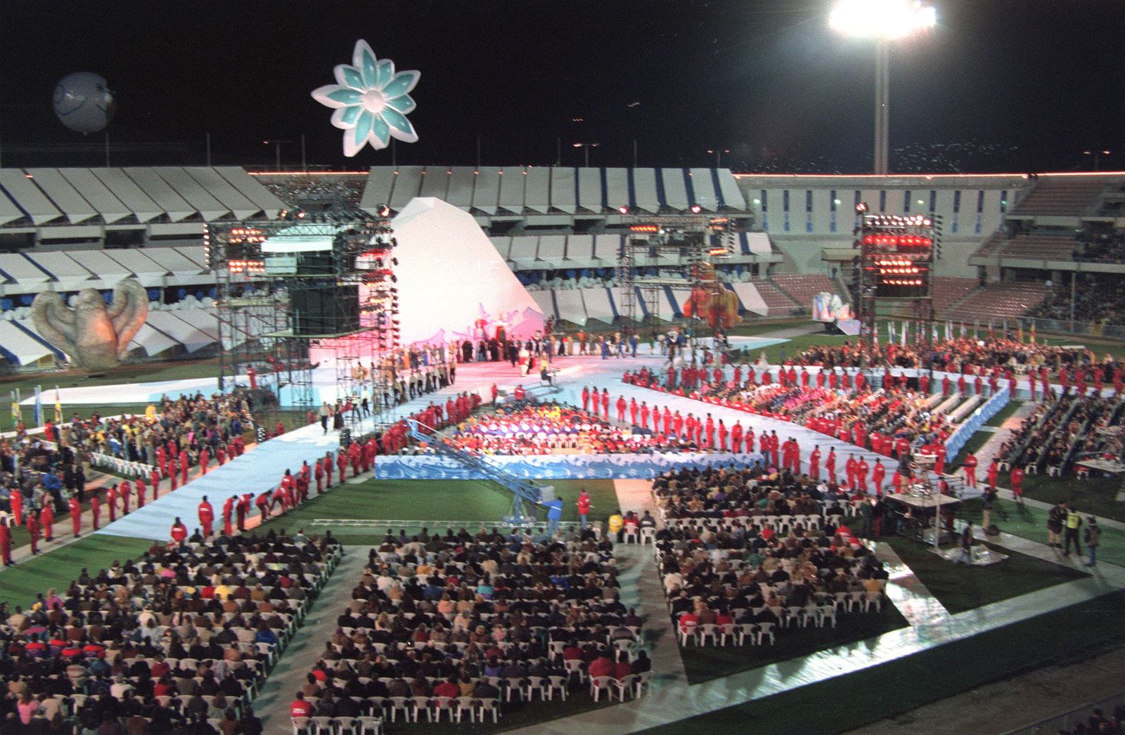 Vista general de la ceremonia de apertura de los Campeonatos Mundiales de Esquí Alpino Sierra Nevada 96, celebrada en el estadio de Los Cármenes, en Granada