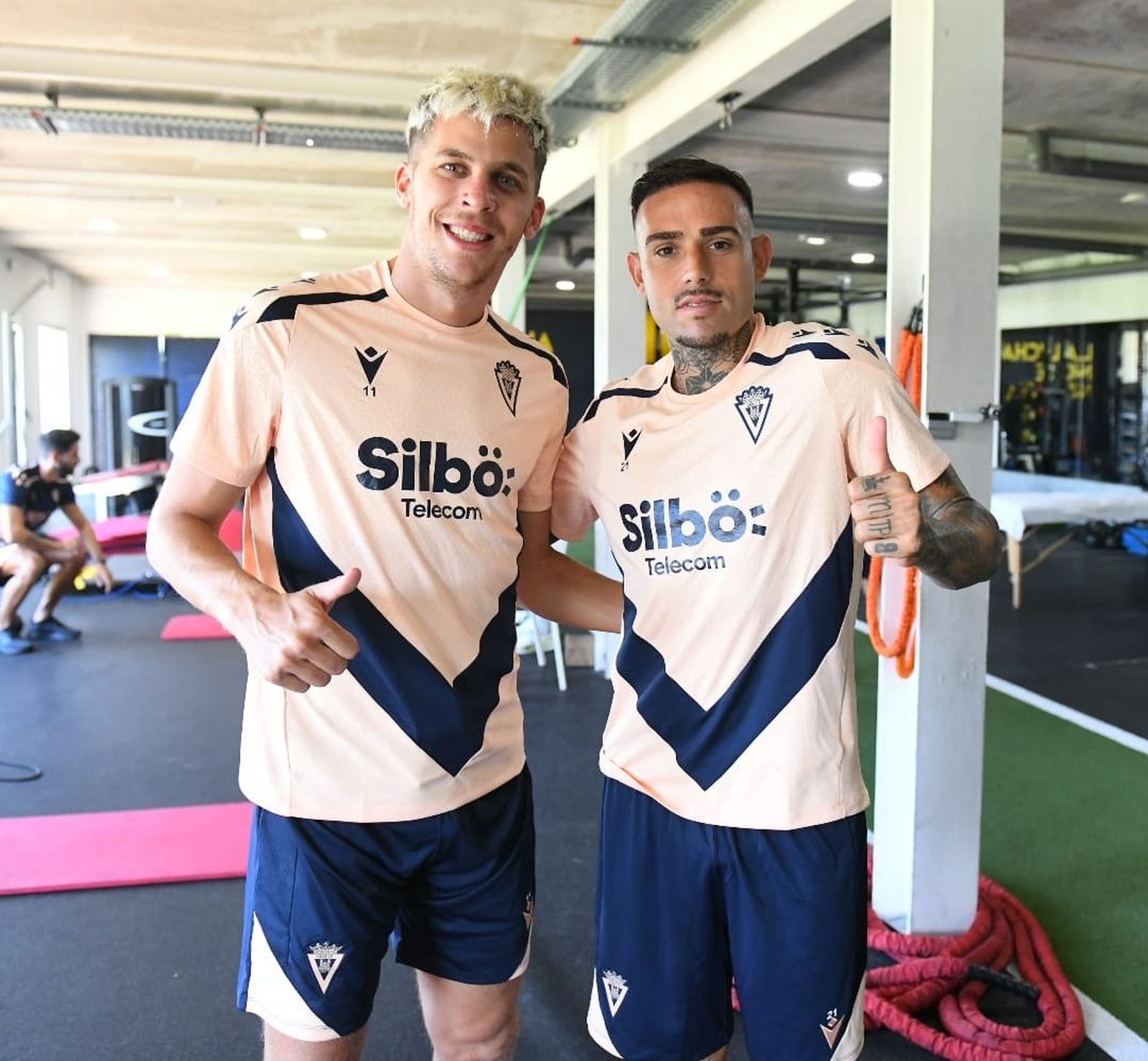 Iván Alejo (i) y Roger Martí con la nueva ropa de entrenamiento.