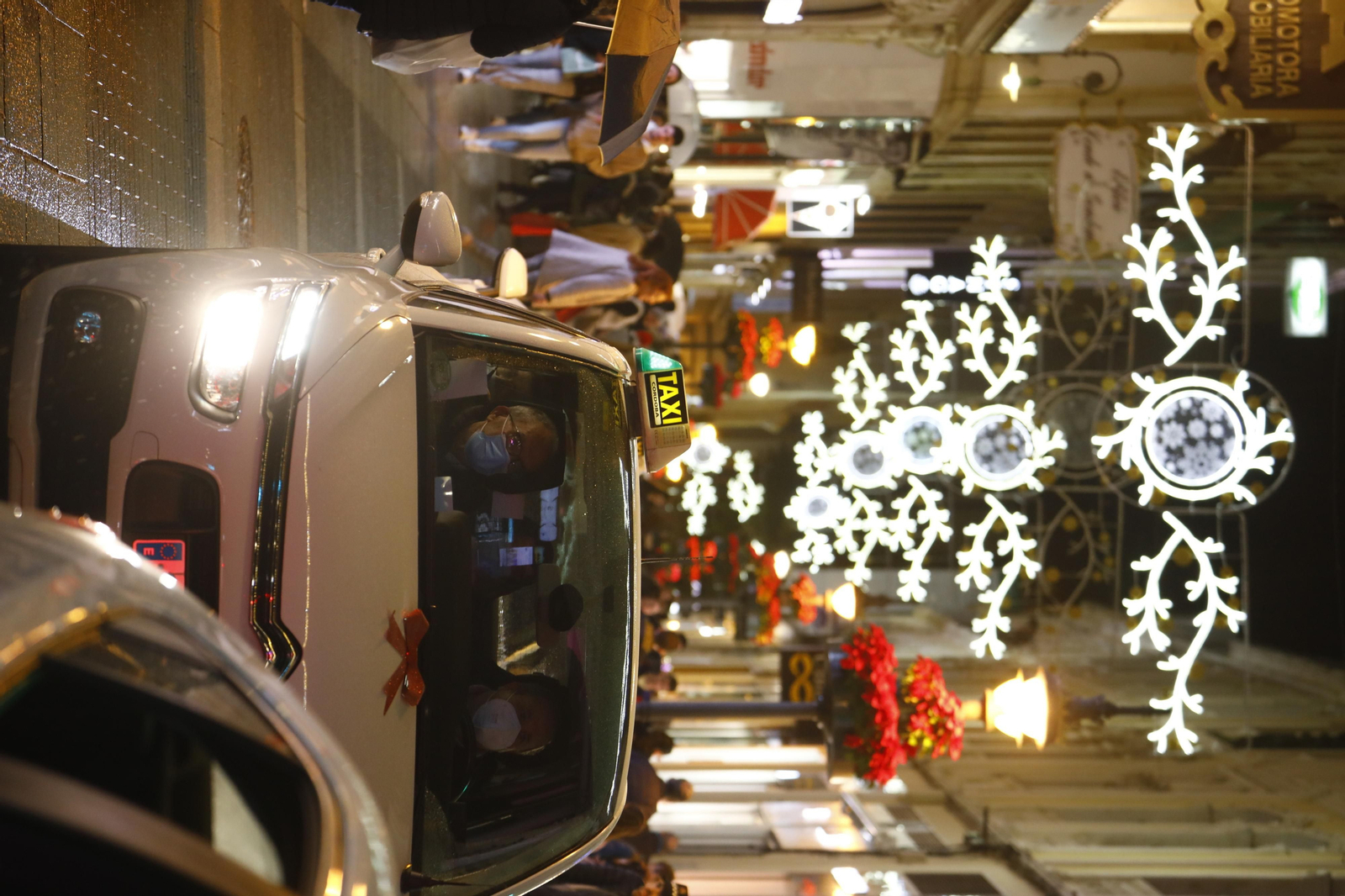 Las imágenes del Paseo de la Ilusión en taxi por Córdoba para mostrar las luces de Navidad a los mayores Las imágenes del Paseo de la Ilusión en taxi por Córdoba para mostrar las luces de Navidad a los mayores