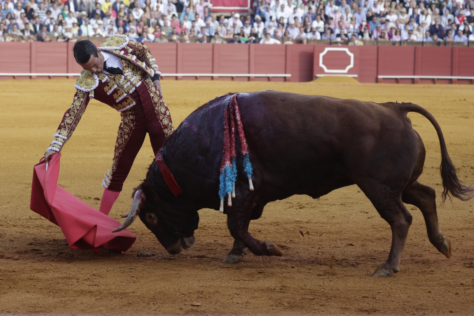 Las imágenes de la quinta corrida de abono en la Maestranza de Sevilla